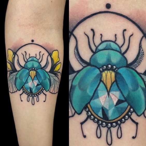 Fotos de tatuagem de um besouro escaravelho em estilo egípcio no antebraço da menina