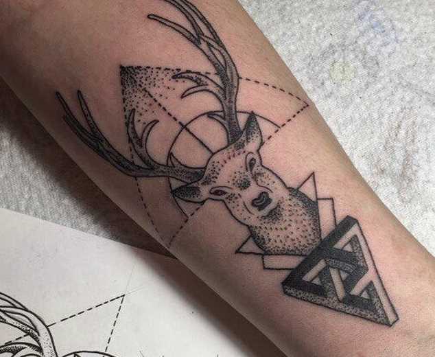 Fotos de tatuagem de um cervo em um estilo de geometria no antebraço da menina