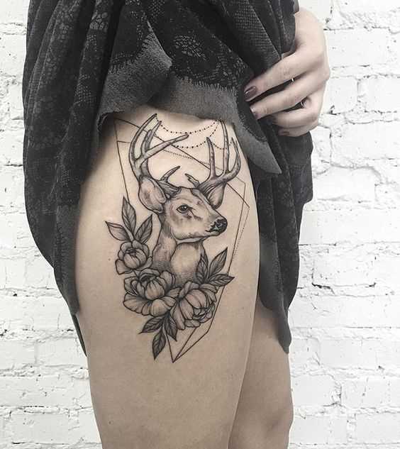 Fotos de tatuagem de um cervo em um estilo de geometria no quadril da menina