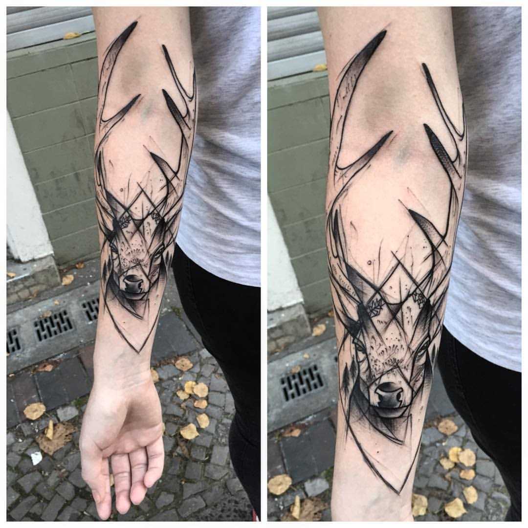 Fotos de tatuagem de um cervo em um estilo de gráfico no antebraço da menina