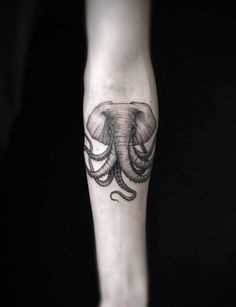 Fotos de tatuagem de um elefante no estilo do surrealismo no antebraço cara