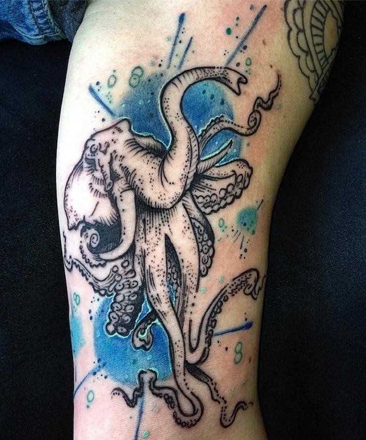 Fotos de tatuagem de um elefante no estilo do surrealismo no antebraço da menina