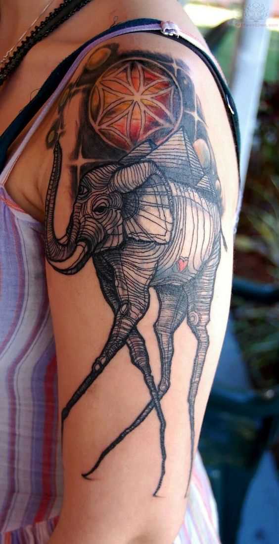 Fotos de tatuagem de um elefante no estilo do surrealismo no ombro da menina