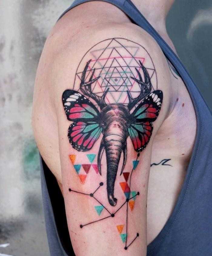 Fotos de tatuagem de um elefante no estilo do surrealismo no ombro do cara