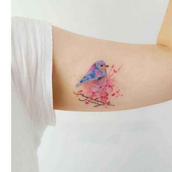 Fotos de tatuagem de um pássaro no estilo aquarela na mão da menina