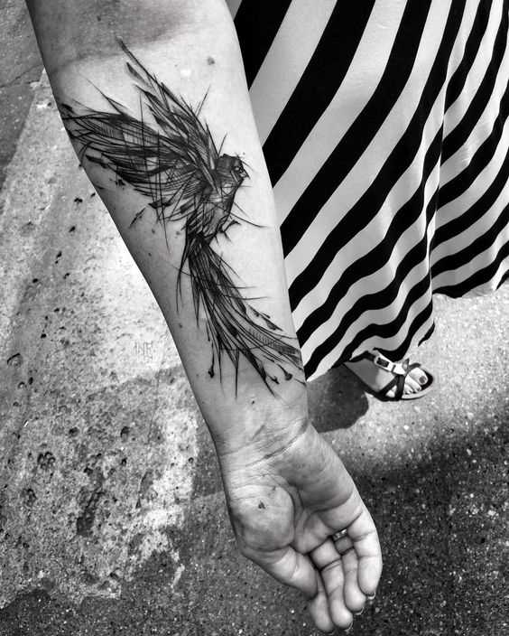 Fotos de tatuagem de um pássaro no estilo gráfico no antebraço da menina