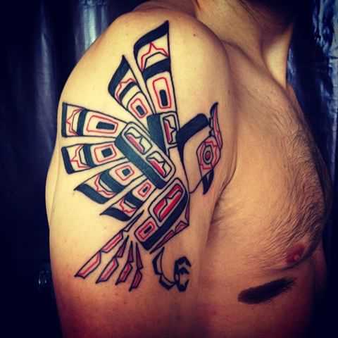 Fotos de tatuagem de um pássaro no estilo haida no ombro de homens