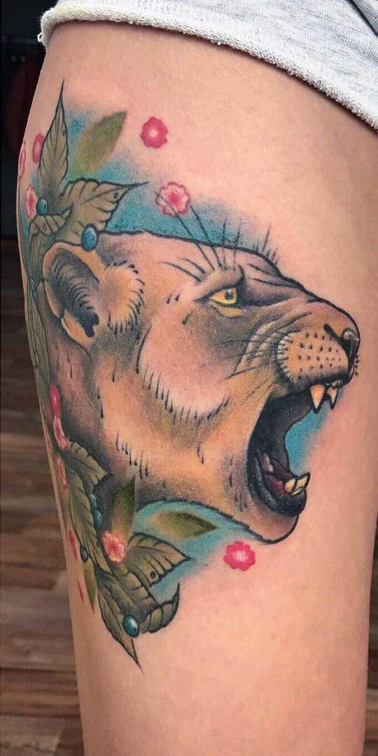 Fotos de tatuagem de um tigre em estilo newschool no quadril da menina