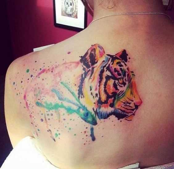 Fotos de tatuagem de um tigre no estilo aquarela blade menina