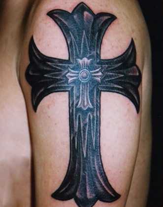 Fotos de tatuagem de uma cruz em estilo gótico no ombro do cara