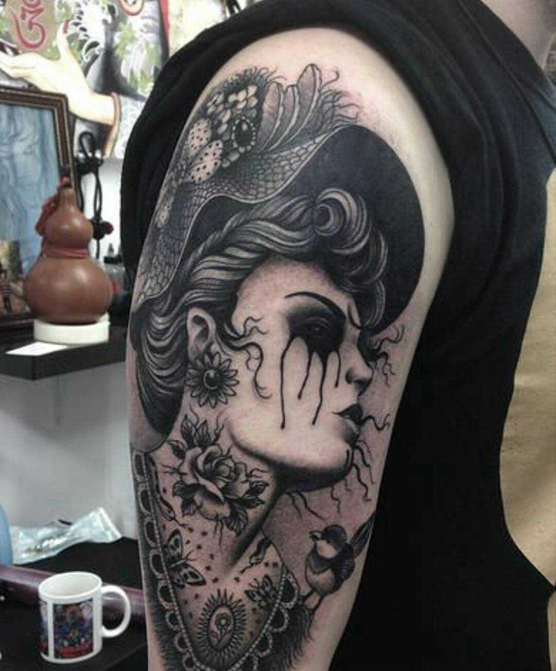 Fotos de tatuagem de uma menina de estilo gótico no ombro do cara