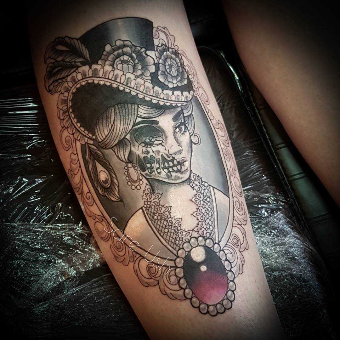 Fotos de tatuagem de uma menina de estilo gótico sobre a perna da menina