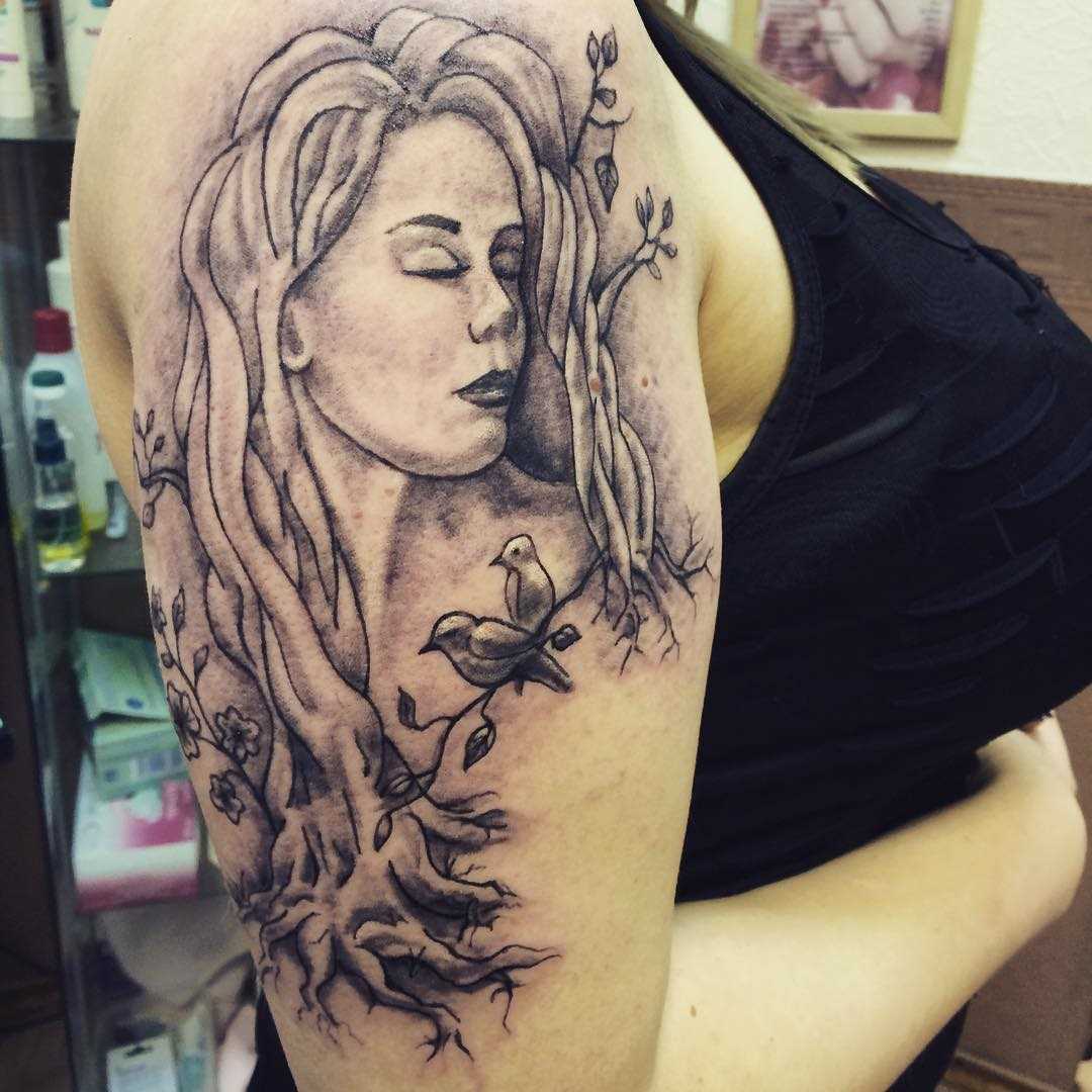 Fotos de tatuagem de uma menina no estilo do surrealismo no ombro da menina
