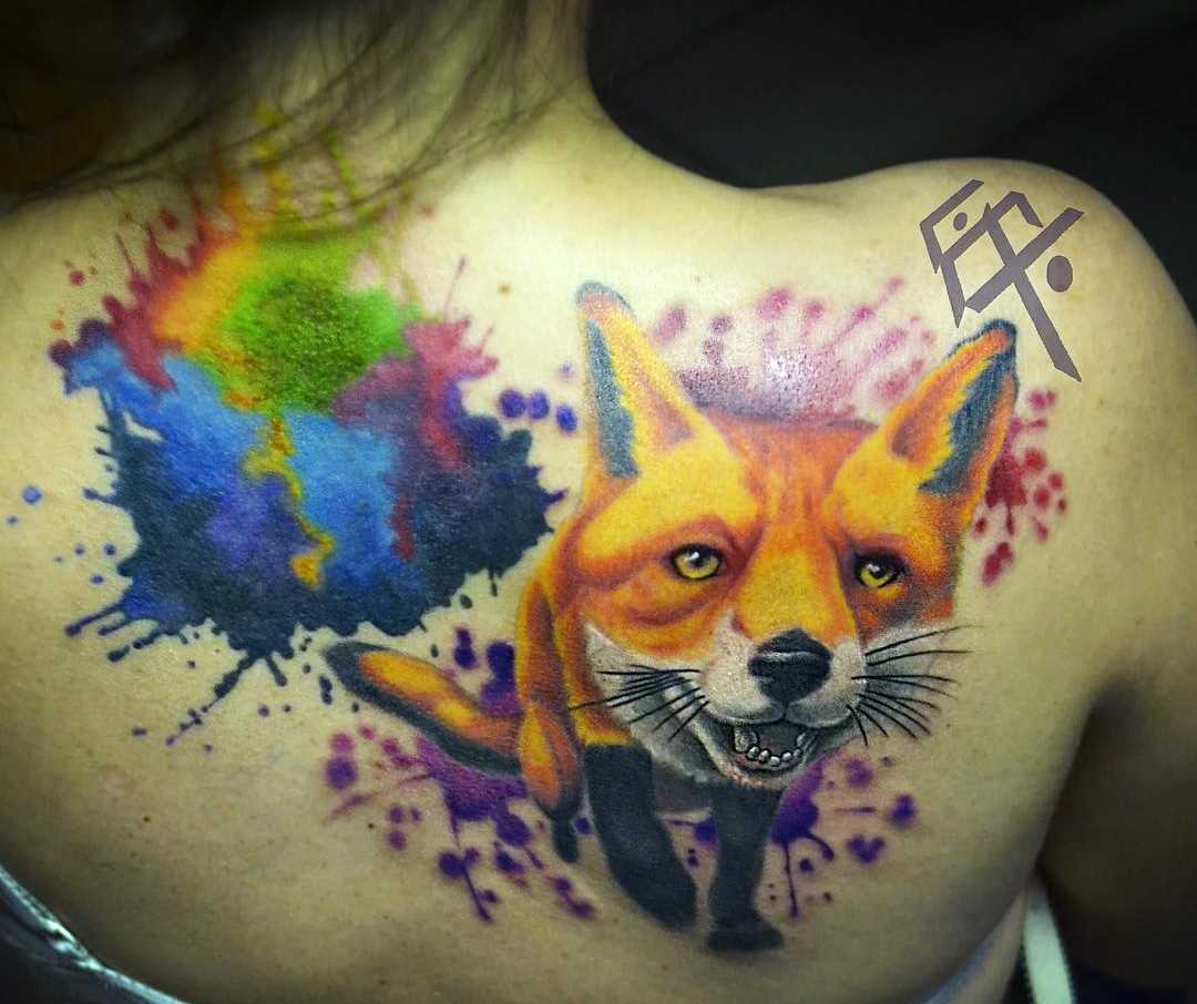Fotos de tatuagem de uma raposa no estilo aquarela na parte de trás da menina