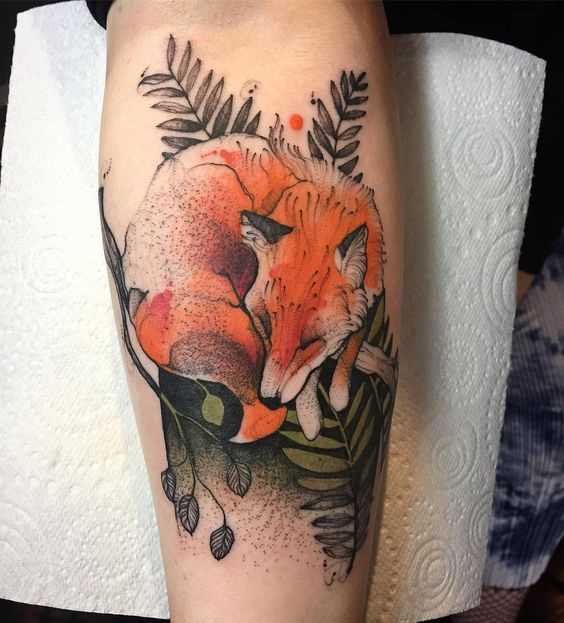 Fotos de tatuagem de uma raposa no estilo aquarela sobre a perna de um cara