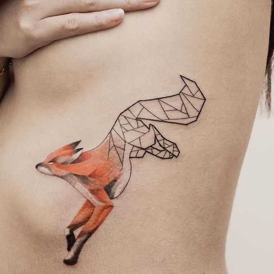 Fotos de tatuagem de uma raposa no estilo de geometria no lado da menina