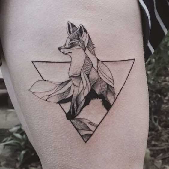 Fotos de tatuagem de uma raposa no estilo de geometria no quadril da menina