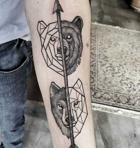 Fotos de tatuagem de urso e o lobo no estilo de geometria no antebraço cara