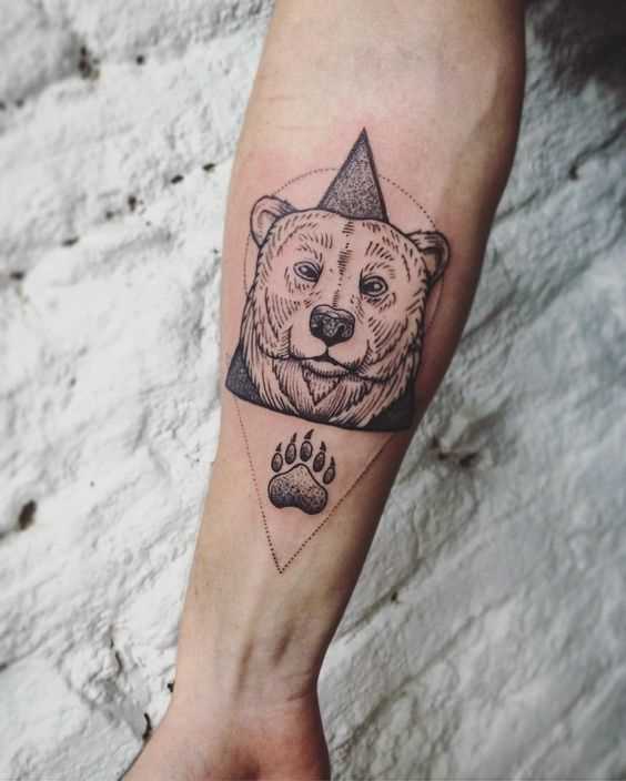Fotos de tatuagem de urso no estilo de geometria no antebraço cara