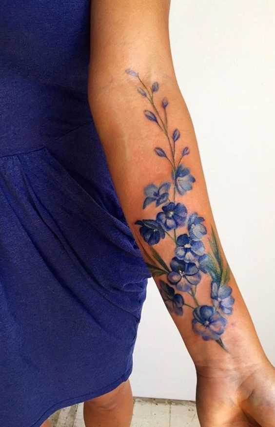 Fotos de tatuagem de violetas no antebraço da menina