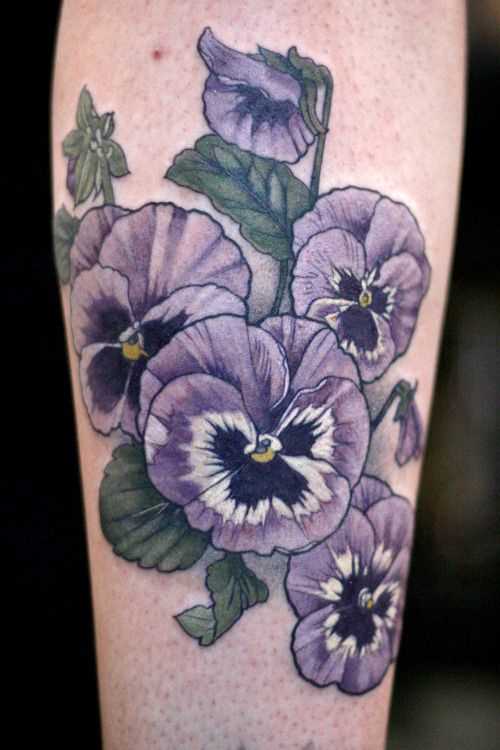 Fotos de tatuagem de violetas sobre a perna da menina