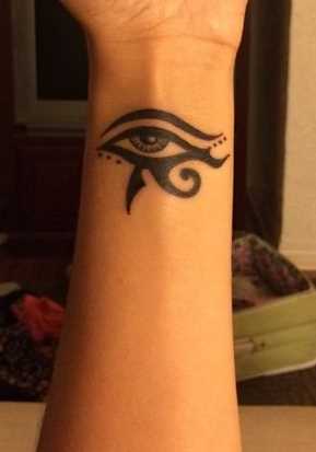 Fotos de tatuagem do olho de horus em estilo egípcio no pulso da menina