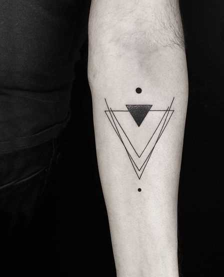 Fotos de tatuagem no estilo de geometria no antebraço cara