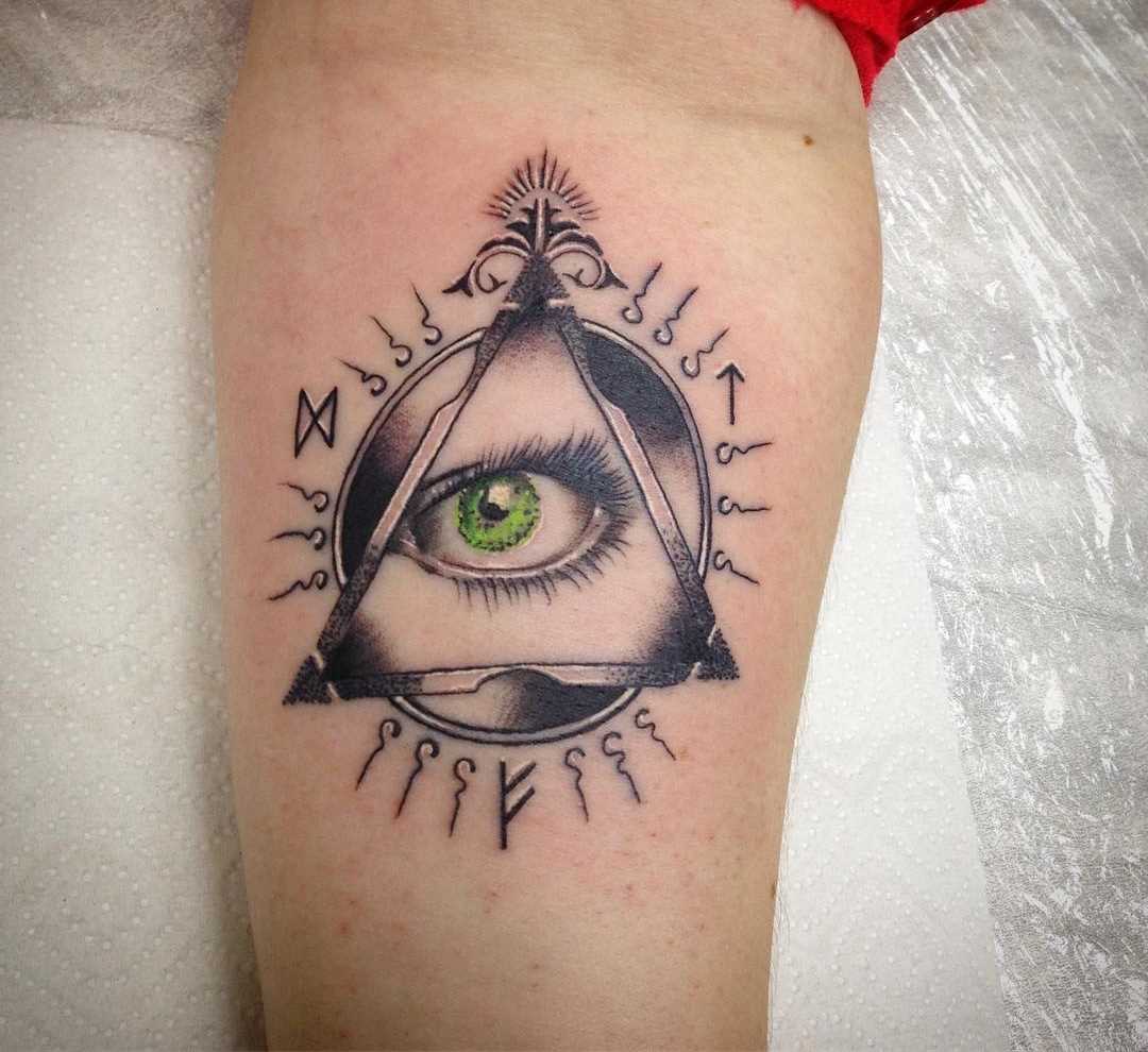 Fotos de tatuagem piscar de olhos que tudo vê na mão de um cara