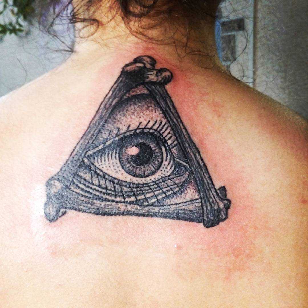 Fotos de tatuagem piscar de olhos que tudo vê na parte de trás da menina