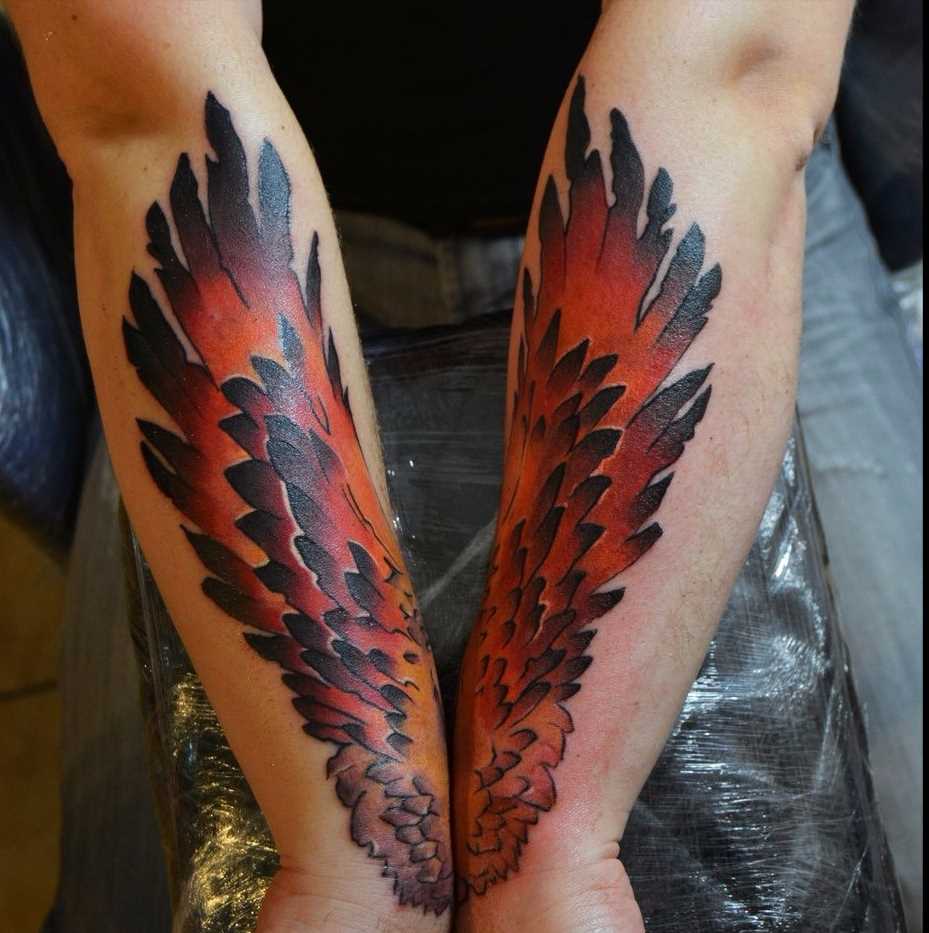 Fotos de tatuagens de asas no estilo newschool no antebraço cara