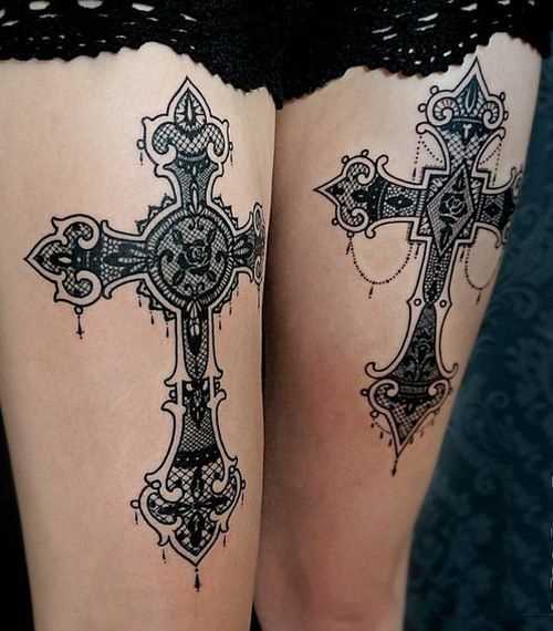 Fotos de tatuagens de cruzes em estilo gótico nas coxas da menina