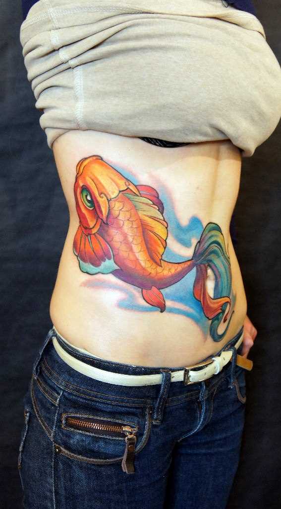 Goldfish - tatuagem em mora menina