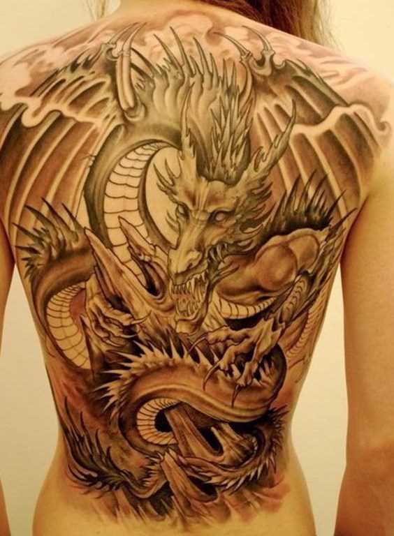 Grande tatuagem nas costas de uma menina de dragão