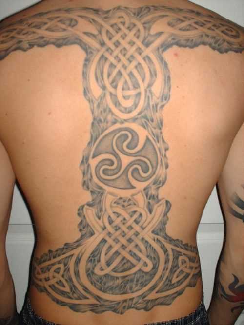 Grande tatuagem nas costas do cara - de-martelo