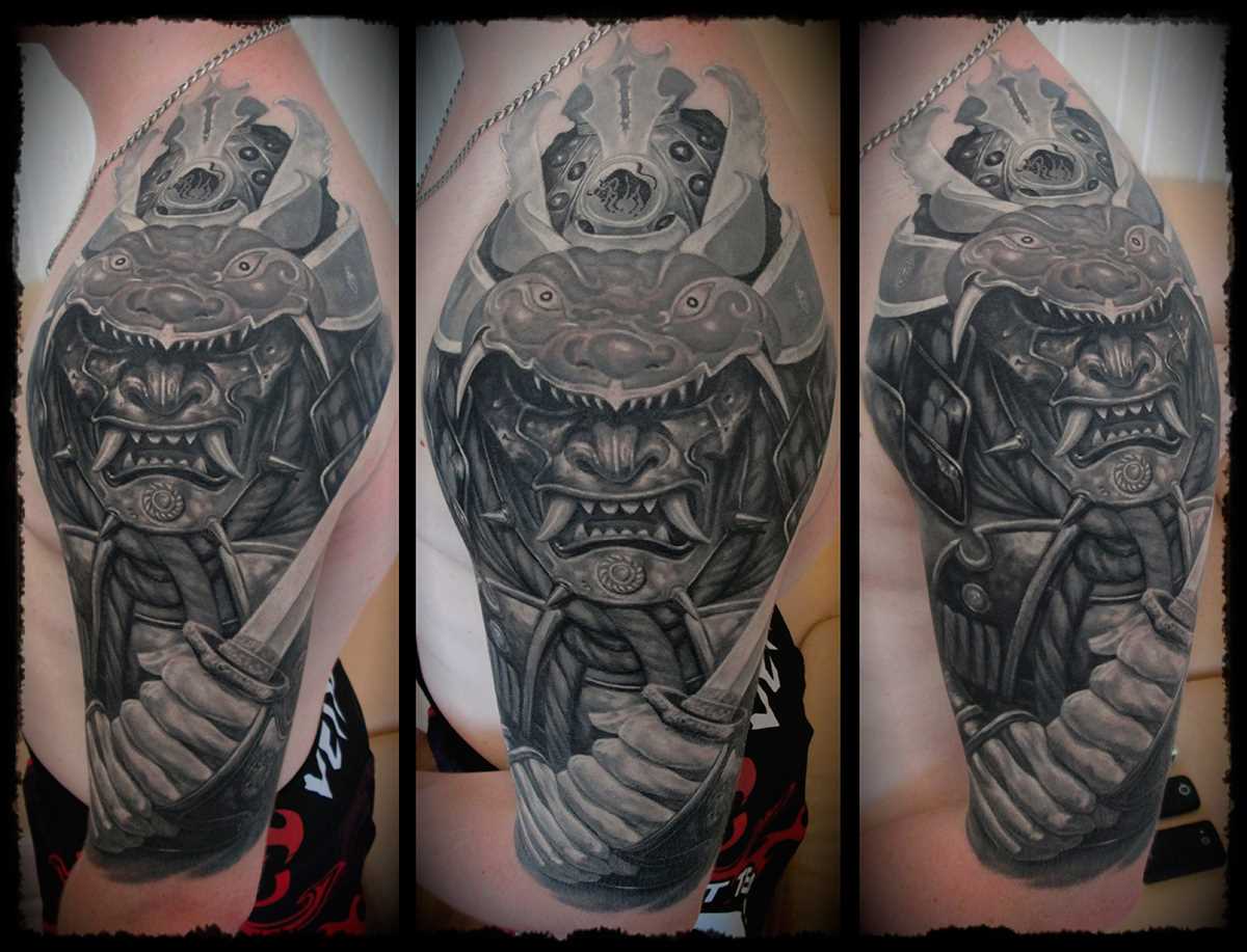 Homens tatuagem de samurai no ombro de