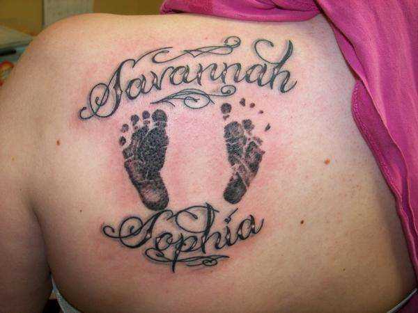 Impressões de pés de crianças com a inscrição - a tatuagem no estilo chicano blade menina