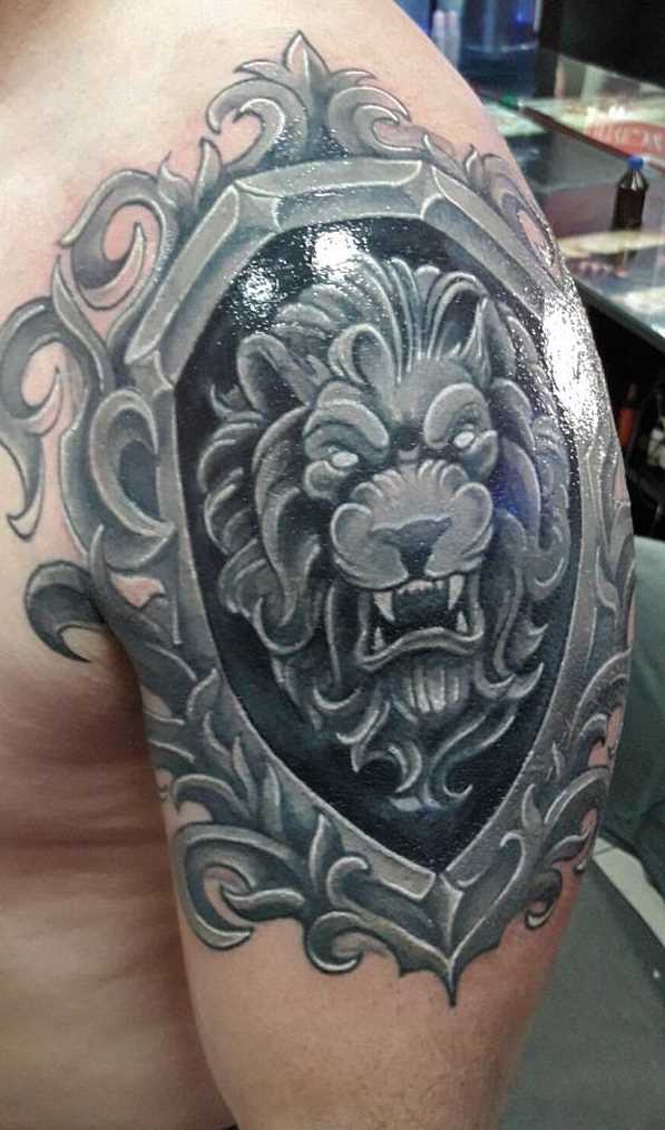 Íngreme figura de um escudo com um leão no ombro do cara