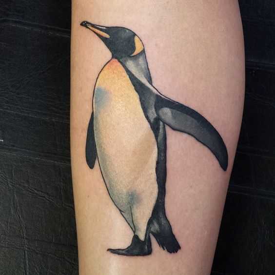 Íngreme figura de um pingüim sobre a perna da menina