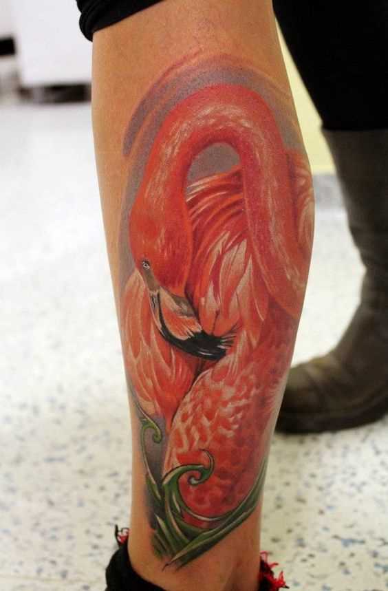 Íngreme figura flamingo sobre a perna da menina