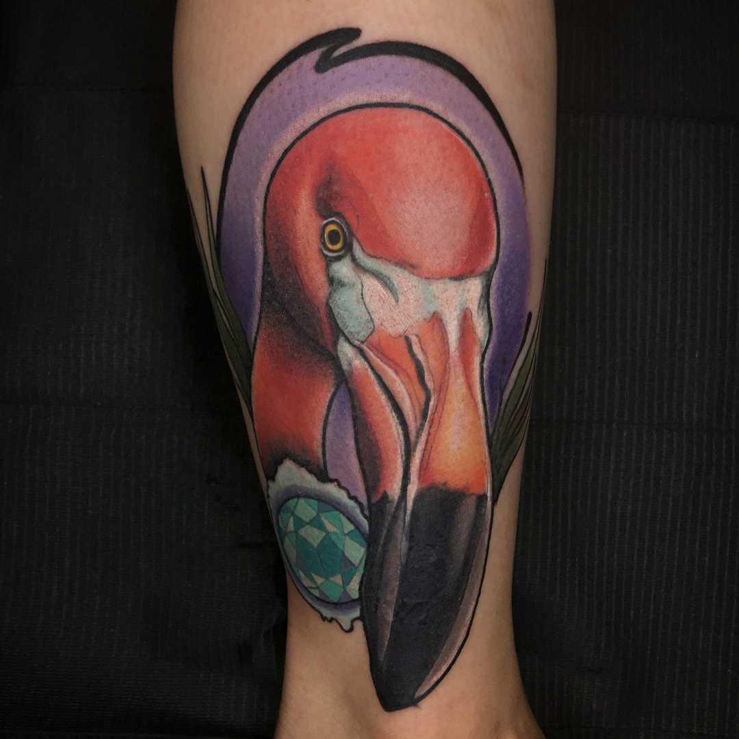 Íngreme figura flamingo sobre a perna da mulher