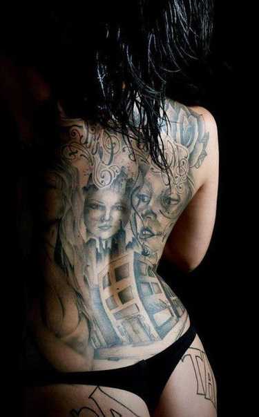Latino-americano, a tatuagem nas costas de uma menina