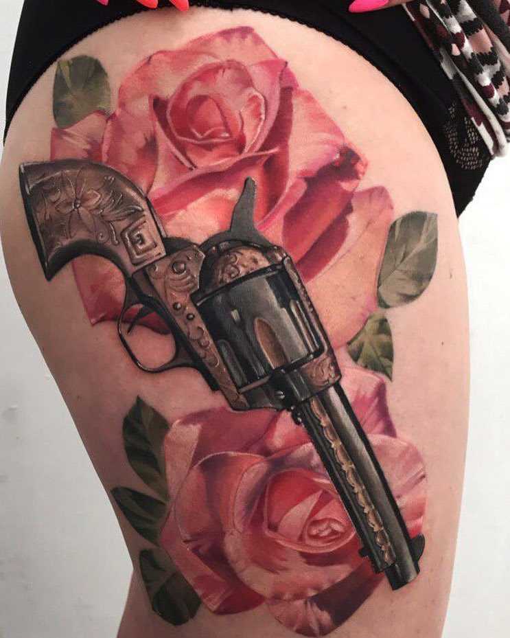 Legal a imagem do revólver com rosas sobre o quadril da mulher