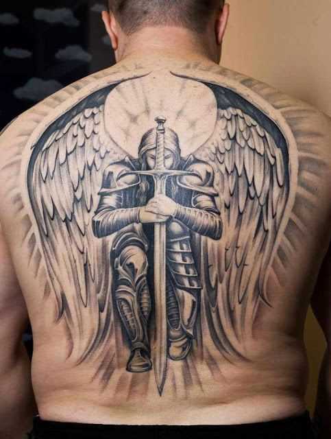 Legal a tatuagem de anjo com uma espada nas costas de homens