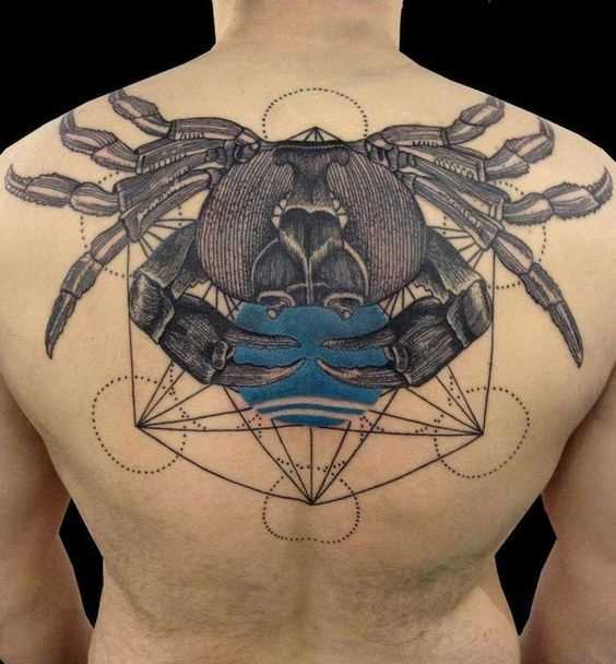 Legal a tatuagem de caranguejo nas costas do cara