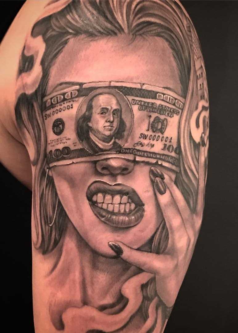 Legal a tatuagem de dinheiro e meninas no ombro de homens