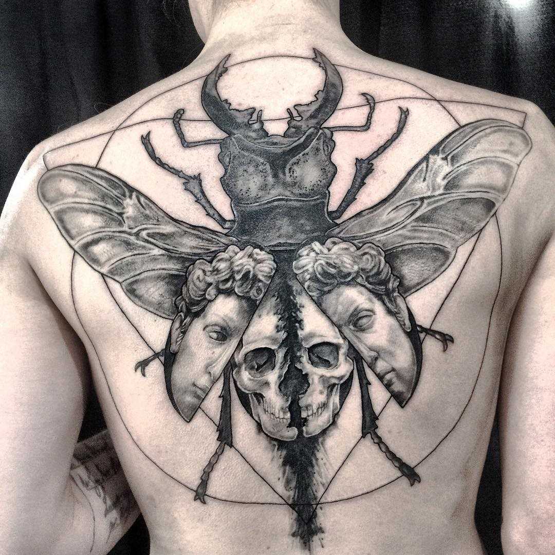 Legal a tatuagem de escaravelho nas costas de homens