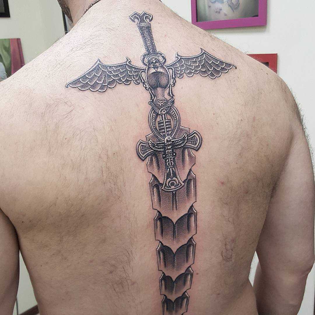 Legal a tatuagem de espada na espinha cara