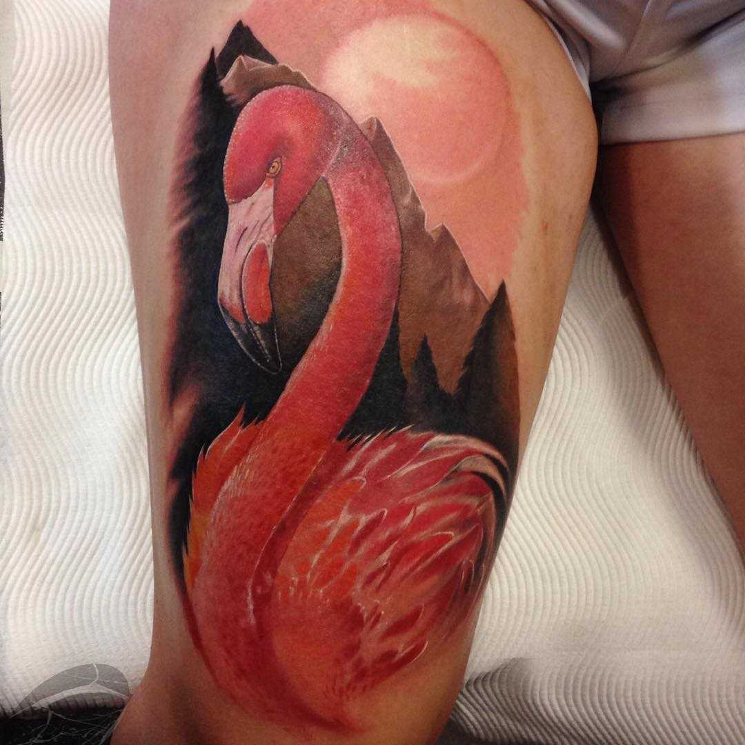 Legal a tatuagem de flamingos na coxa da menina