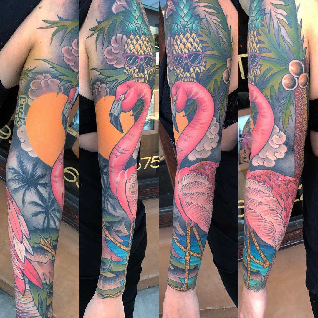 Legal a tatuagem de flamingos na manga da mulher