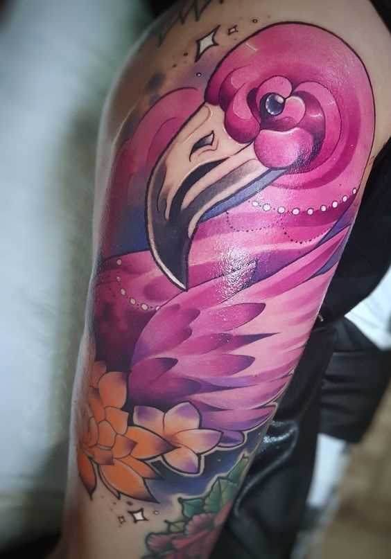 Legal a tatuagem de flamingos no ombro da mulher